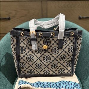 Brand new with tags! Tory Burch T MONOGRAM JACQUARD
SMALL TOTE color Tory Navy